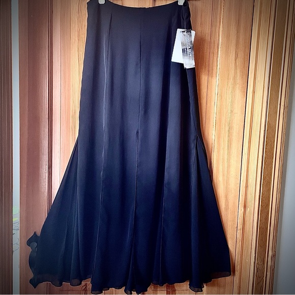 Jessica Howard Women's Halter Chiffon Maxi Gown – Sleeveless Formal Evening Dress For Weddings & Special Occasions